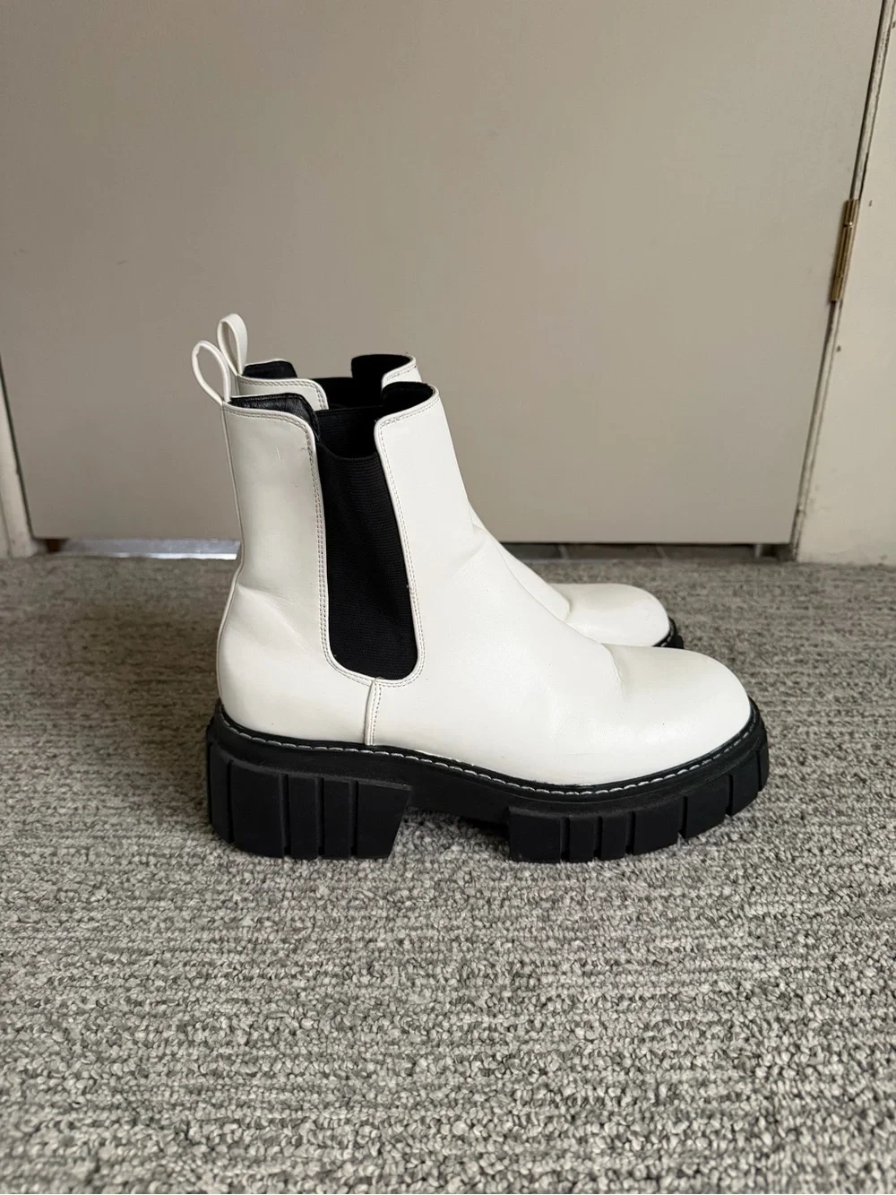 White Chelsea Lug Sole Boots - Women's Fashion Ankle Boot